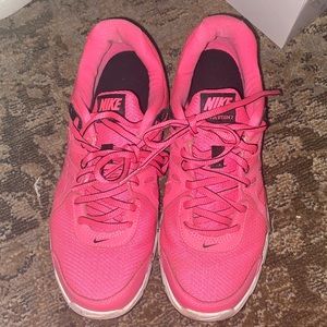 Nike pink tennis shoes